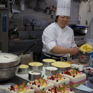 hinamatsuri2011-2 ひなまつりケーキ製造中2011年3月3日撮影
