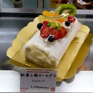 紅茶と桃のロールケーキデコ